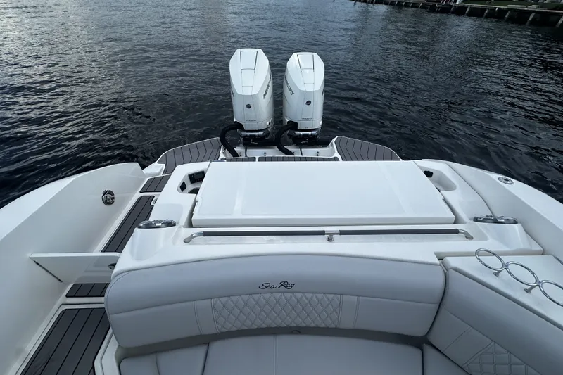 Slide: The Image of Sea Ray SLX 350 Outboard 2025 - 12