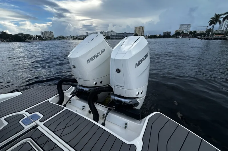 Slide: The Image of Sea Ray SLX 350 Outboard 2025 - 13