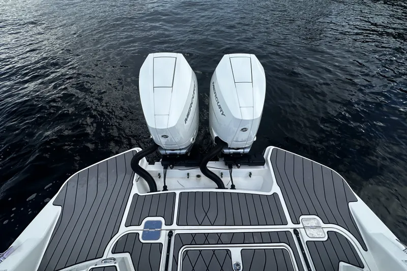 Slide: The Image of Sea Ray SLX 350 Outboard 2025 - 14