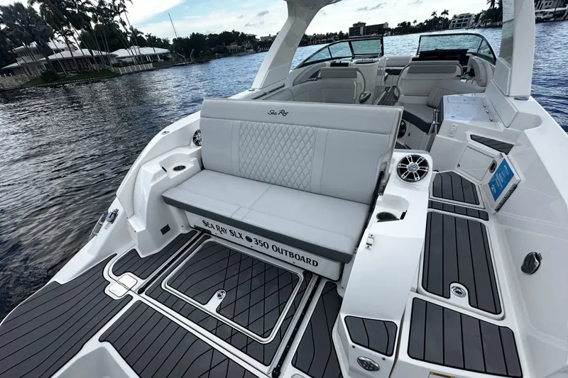 Slide: The Image of Sea Ray SLX 350 Outboard 2025 - 16