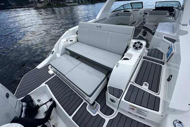 Slide: The Image of Sea Ray SLX 350 Outboard 2025 - 17