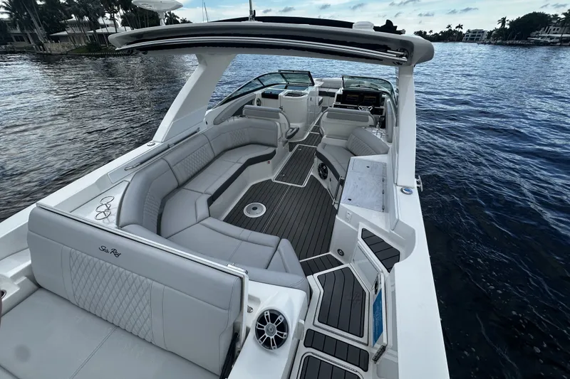 Slide: The Image of Sea Ray SLX 350 Outboard 2025 - 18