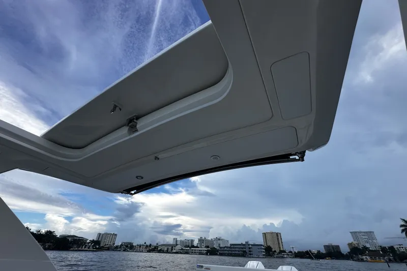 Slide: The Image of Sea Ray SLX 350 Outboard 2025 - 19