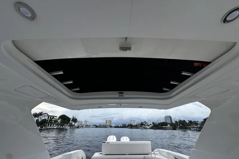 Slide: The Image of Sea Ray SLX 350 Outboard 2025 - 20