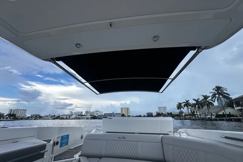 Slide: The Image of Sea Ray SLX 350 Outboard 2025 - 21