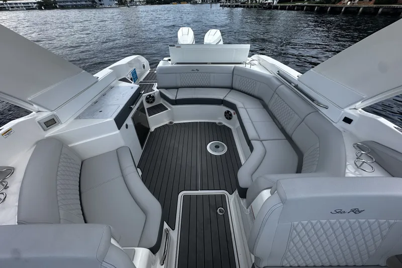 Slide: The Image of Sea Ray SLX 350 Outboard 2025 - 22