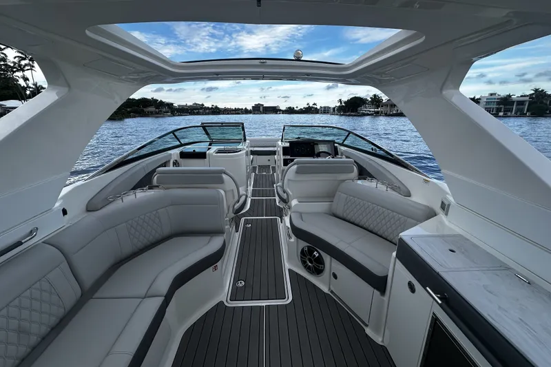 Slide: The Image of Sea Ray SLX 350 Outboard 2025 - 23