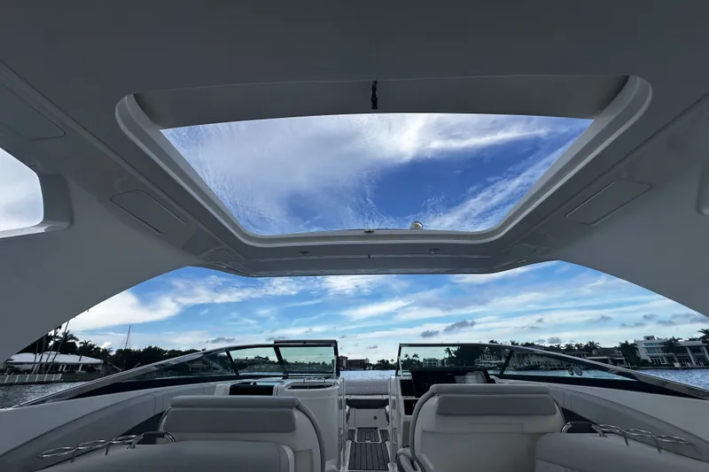 Slide: The Image of Sea Ray SLX 350 Outboard 2025 - 24