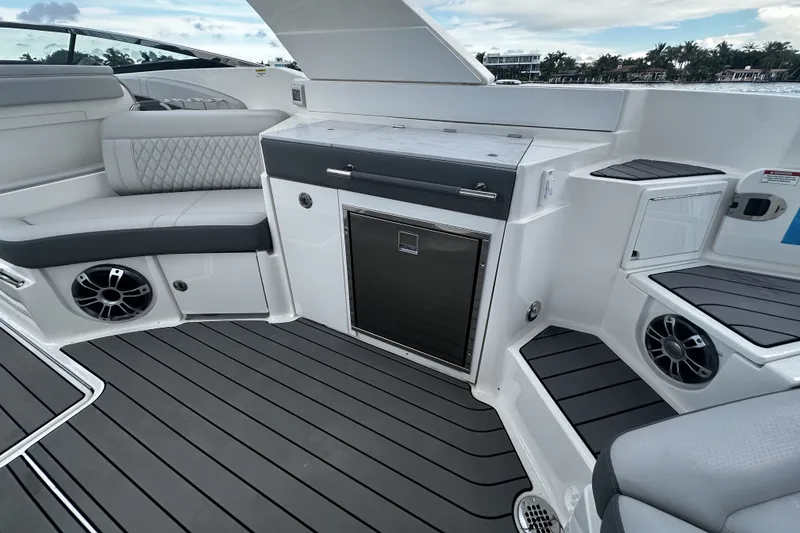 Slide: The Image of Sea Ray SLX 350 Outboard 2025 - 25