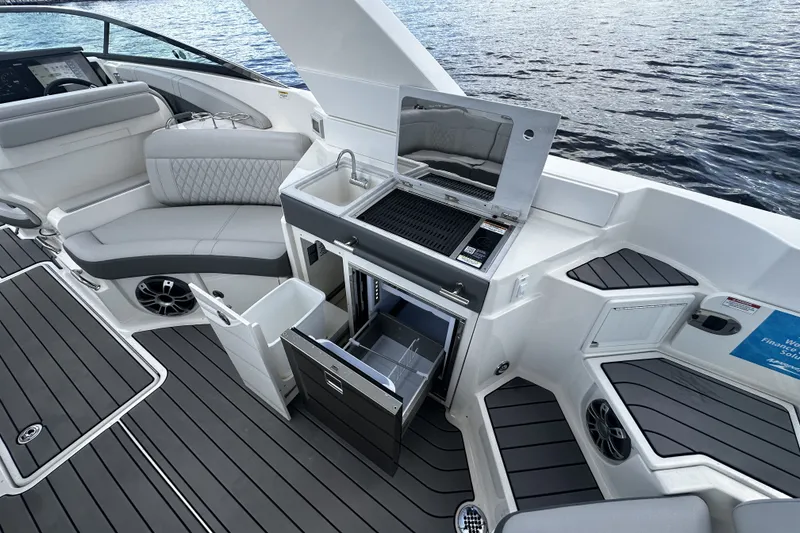 Slide: The Image of Sea Ray SLX 350 Outboard 2025 - 26