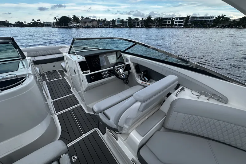 Slide: The Image of Sea Ray SLX 350 Outboard 2025 - 27