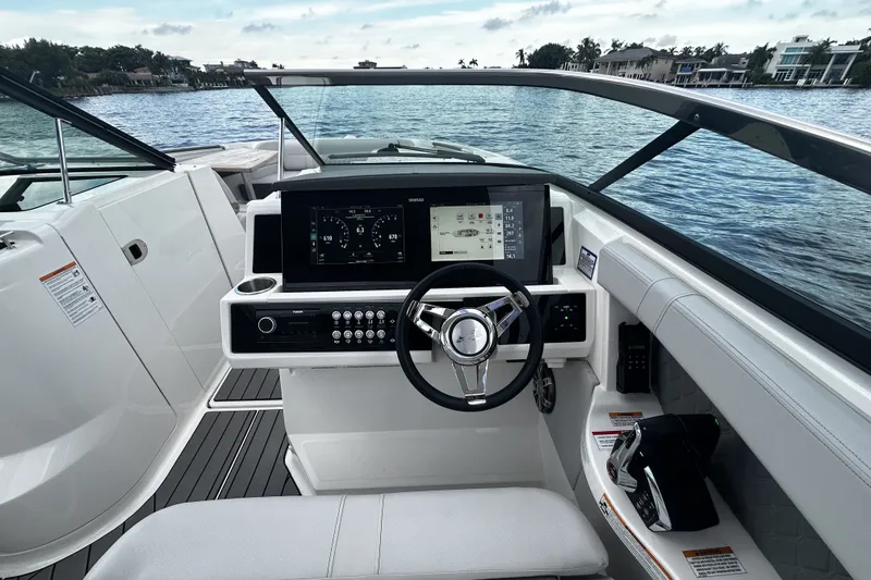 Slide: The Image of Sea Ray SLX 350 Outboard 2025 - 28