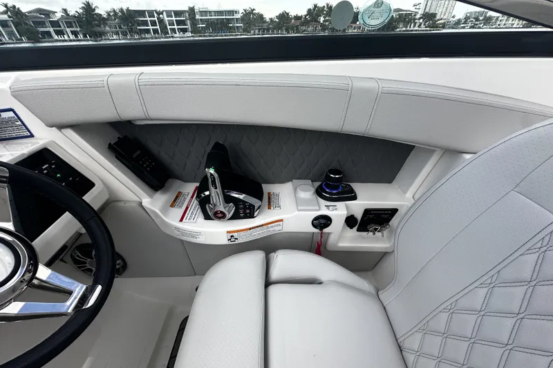 Slide: The Image of Sea Ray SLX 350 Outboard 2025 - 29