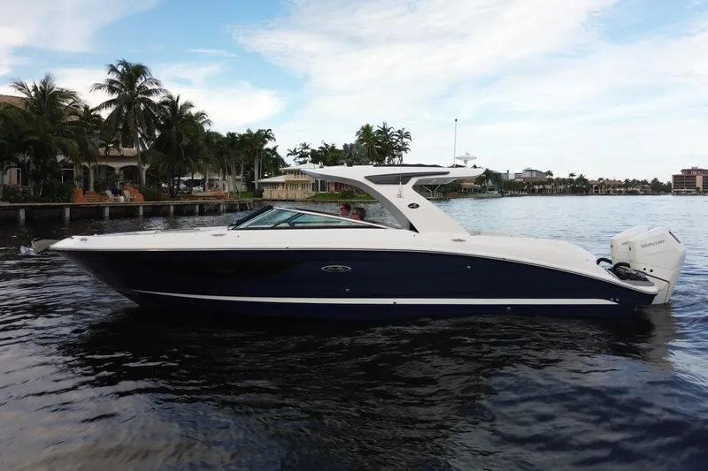 Slide: The Image of Sea Ray SLX 350 Outboard 2025 - 3