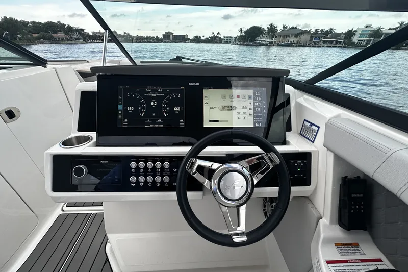 Slide: The Image of Sea Ray SLX 350 Outboard 2025 - 30