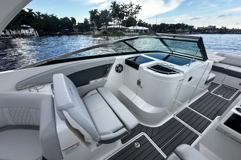 Slide: The Image of Sea Ray SLX 350 Outboard 2025 - 31