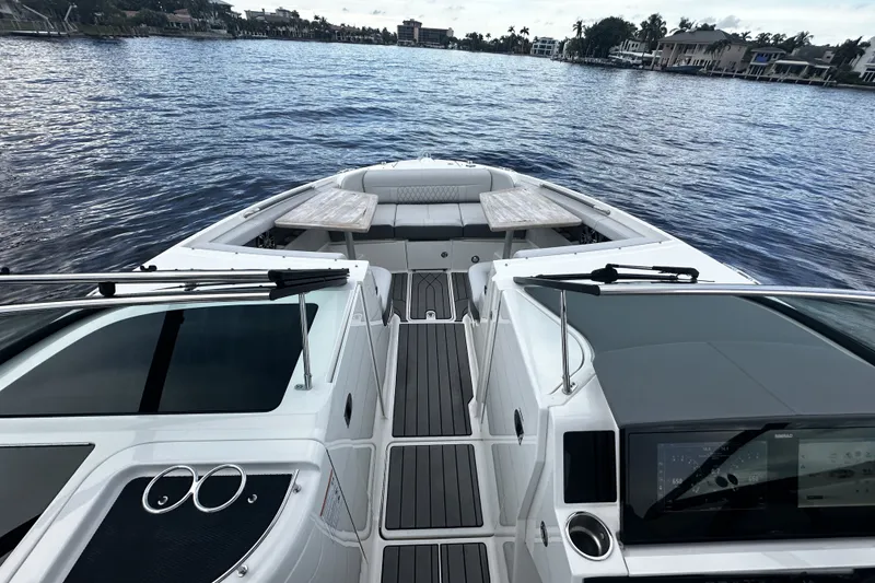 Slide: The Image of Sea Ray SLX 350 Outboard 2025 - 32