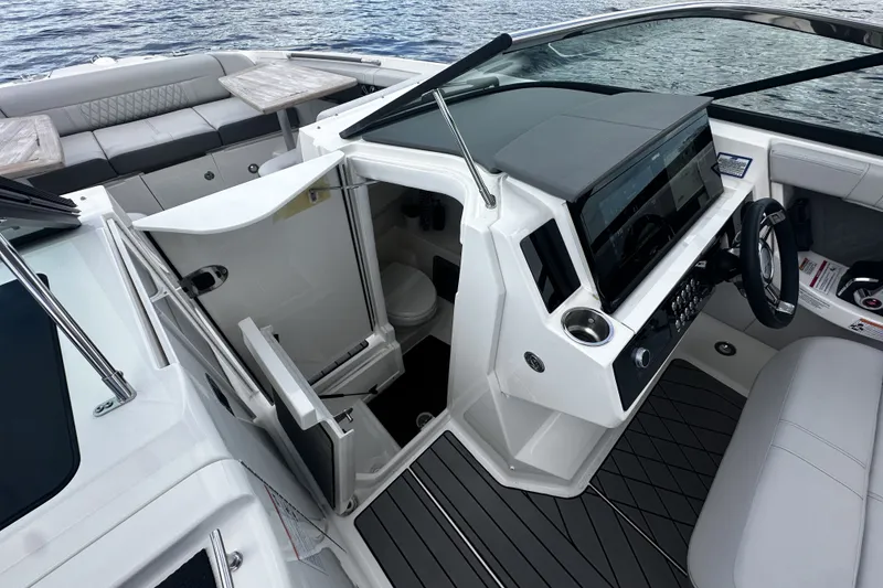 Slide: The Image of Sea Ray SLX 350 Outboard 2025 - 33