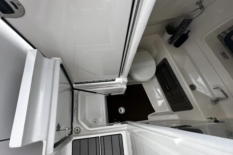 Slide: The Image of Sea Ray SLX 350 Outboard 2025 - 34