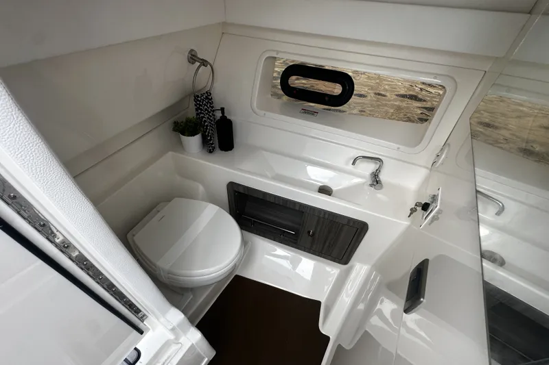 Slide: The Image of Sea Ray SLX 350 Outboard 2025 - 35