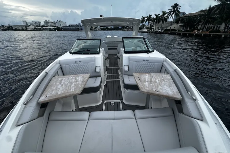 Slide: The Image of Sea Ray SLX 350 Outboard 2025 - 37