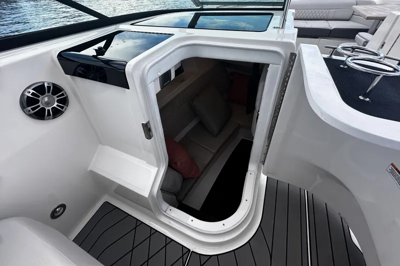 Slide: The Image of Sea Ray SLX 350 Outboard 2025 - 39