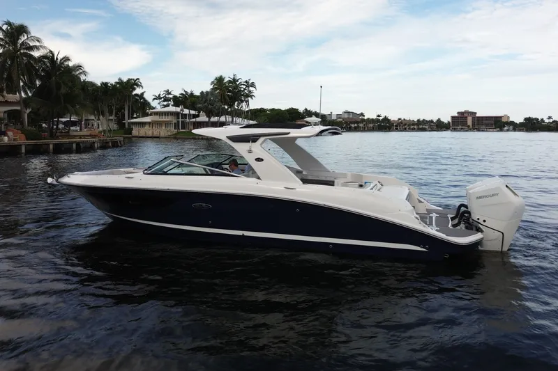 Slide: The Image of Sea Ray SLX 350 Outboard 2025 - 4