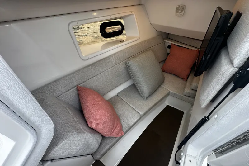 Slide: The Image of Sea Ray SLX 350 Outboard 2025 - 40