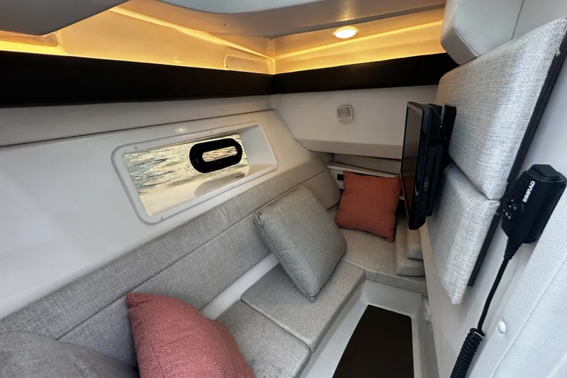 Slide: The Image of Sea Ray SLX 350 Outboard 2025 - 41