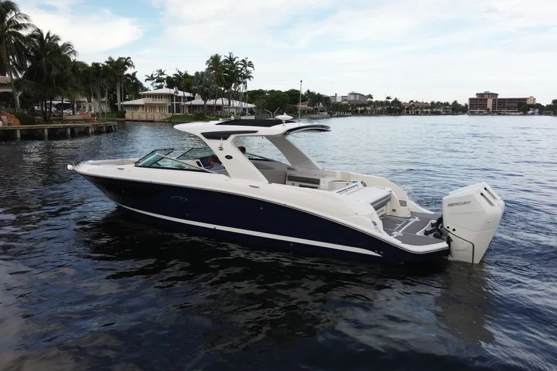 Slide: The Image of Sea Ray SLX 350 Outboard 2025 - 5