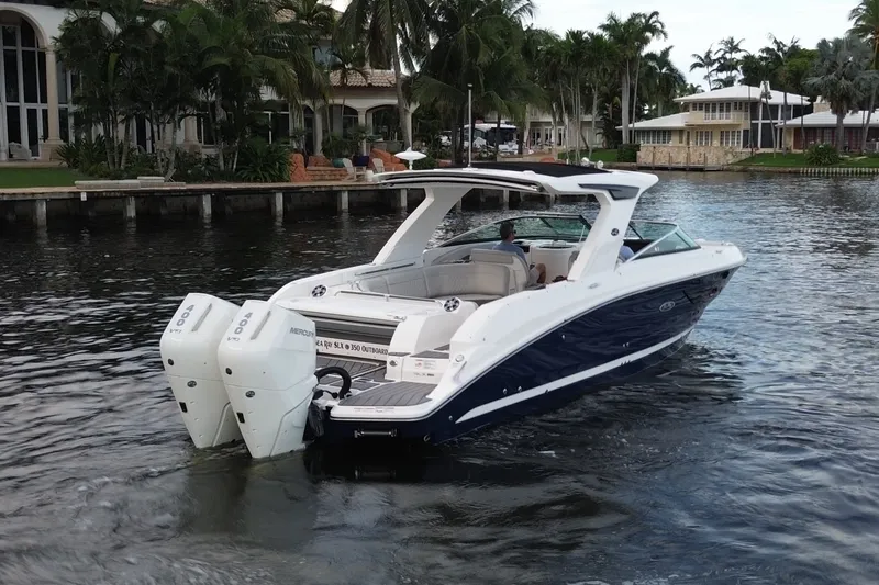 Slide: The Image of Sea Ray SLX 350 Outboard 2025 - 6