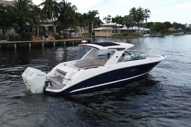 Slide: The Image of Sea Ray SLX 350 Outboard 2025 - 7