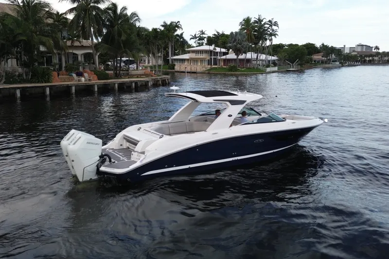 Slide: The Image of Sea Ray SLX 350 Outboard 2025 - 8