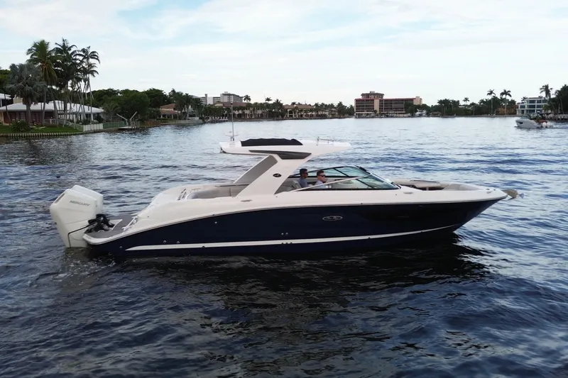 Slide: The Image of Sea Ray SLX 350 Outboard 2025 - 9