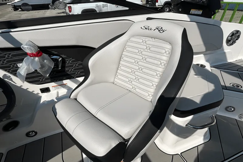 Slide: The Image of Sea Ray SPX 210 Outboard 2025 - 10