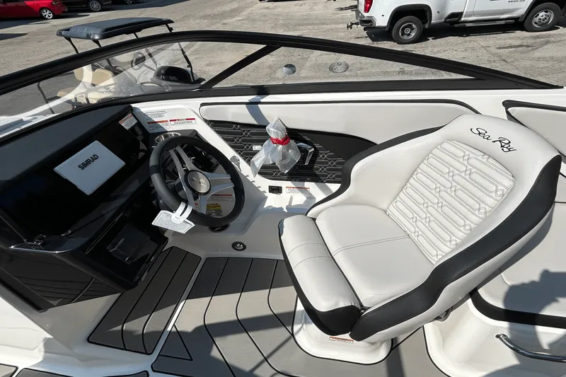 Slide: The Image of Sea Ray SPX 210 Outboard 2025 - 11