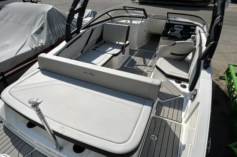 Slide: The Image of Sea Ray SPX 210 Outboard 2025 - 13