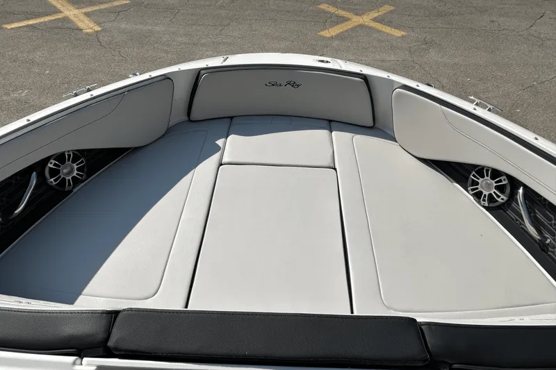 Slide: The Image of Sea Ray SPX 210 Outboard 2025 - 14