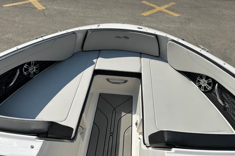 Slide: The Image of Sea Ray SPX 210 Outboard 2025 - 15