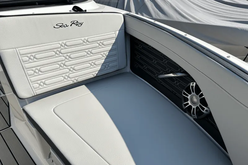 Slide: The Image of Sea Ray SPX 210 Outboard 2025 - 16