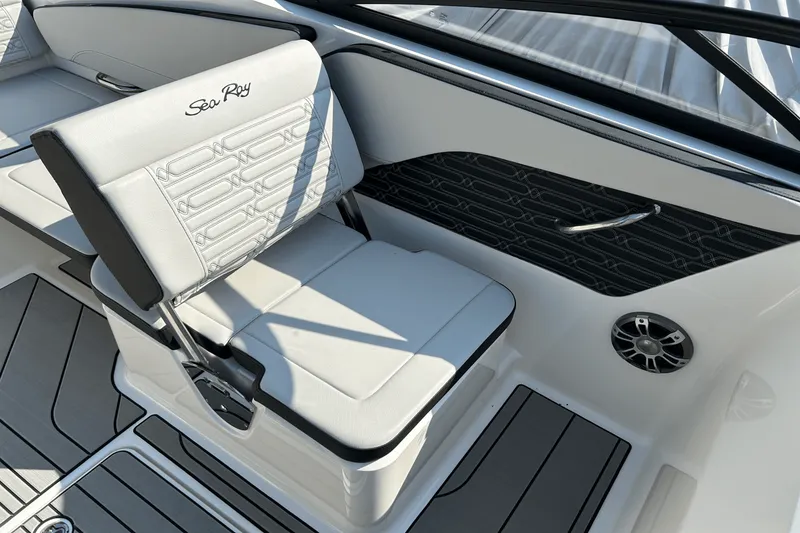 Slide: The Image of Sea Ray SPX 210 Outboard 2025 - 17
