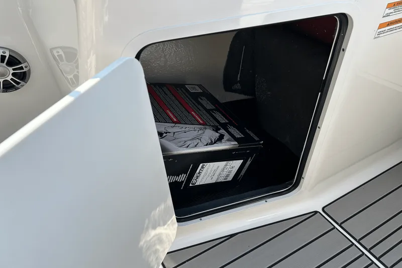 Slide: The Image of Sea Ray SPX 210 Outboard 2025 - 19