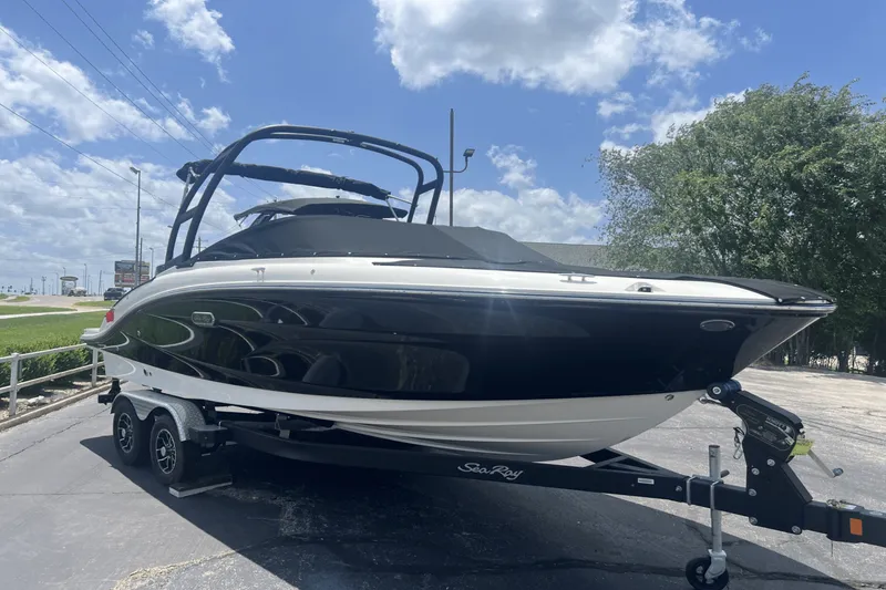 Slide: The Image of Sea Ray SPX 210 Outboard 2025 - 2