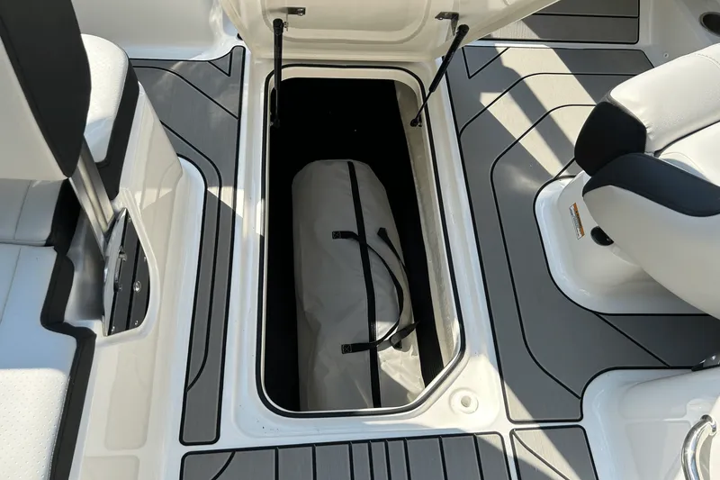 Slide: The Image of Sea Ray SPX 210 Outboard 2025 - 20