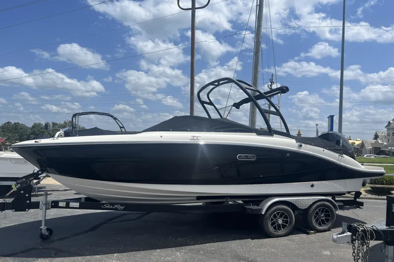 Slide: The Image of Sea Ray SPX 210 Outboard 2025 - 3