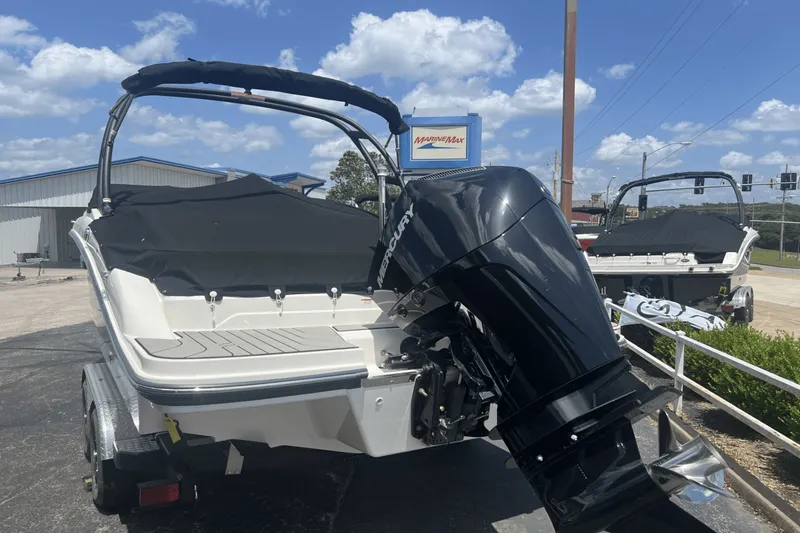 Slide: The Image of Sea Ray SPX 210 Outboard 2025 - 4