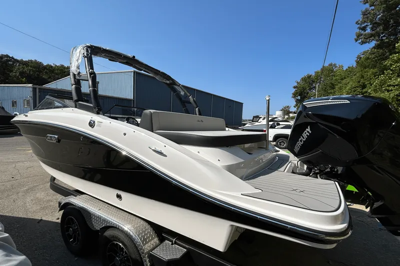 Slide: The Image of Sea Ray SPX 210 Outboard 2025 - 6