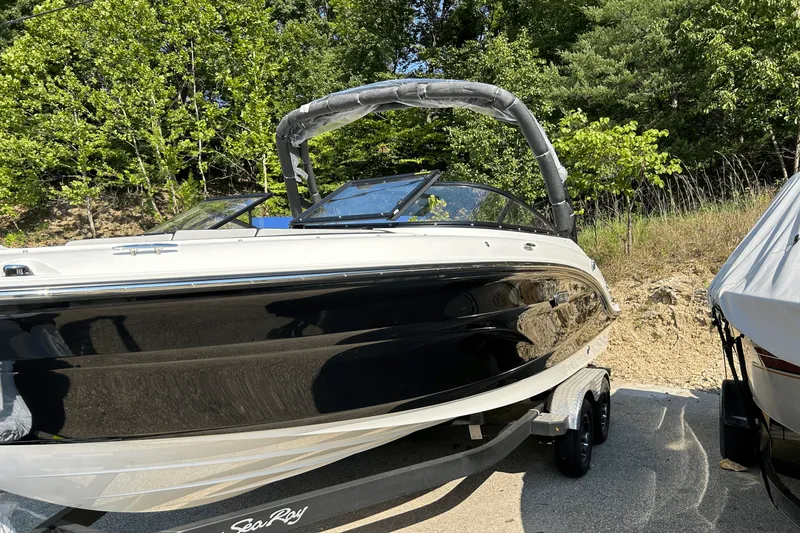 Slide: The Image of Sea Ray SPX 210 Outboard 2025 - 7