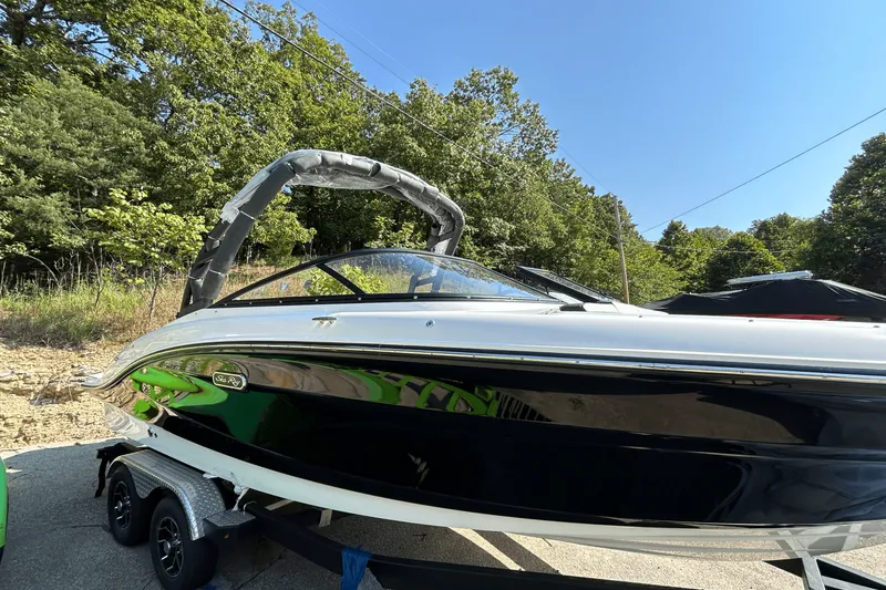 Slide: The Image of Sea Ray SPX 210 Outboard 2025 - 8