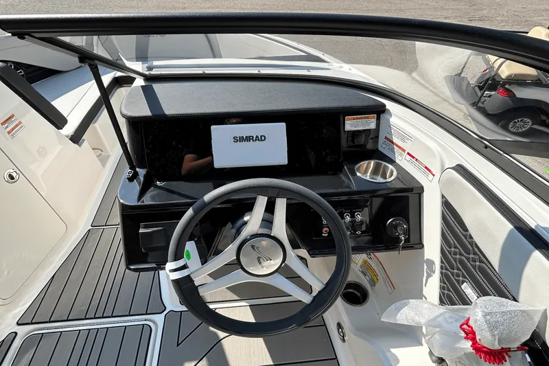 Slide: The Image of Sea Ray SPX 210 Outboard 2025 - 9